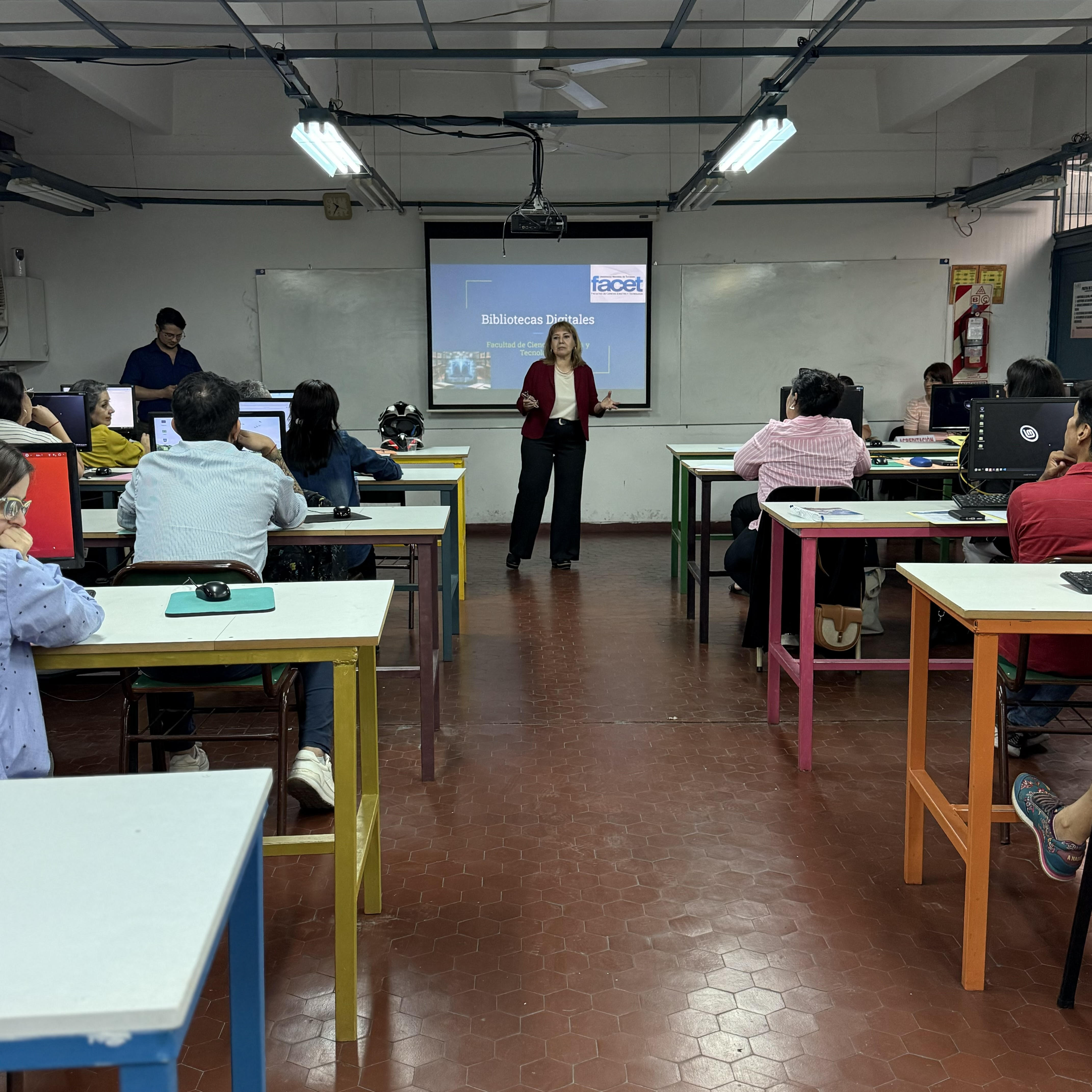 Curso-Taller sobre Bibliotecas Digitales en la FACET