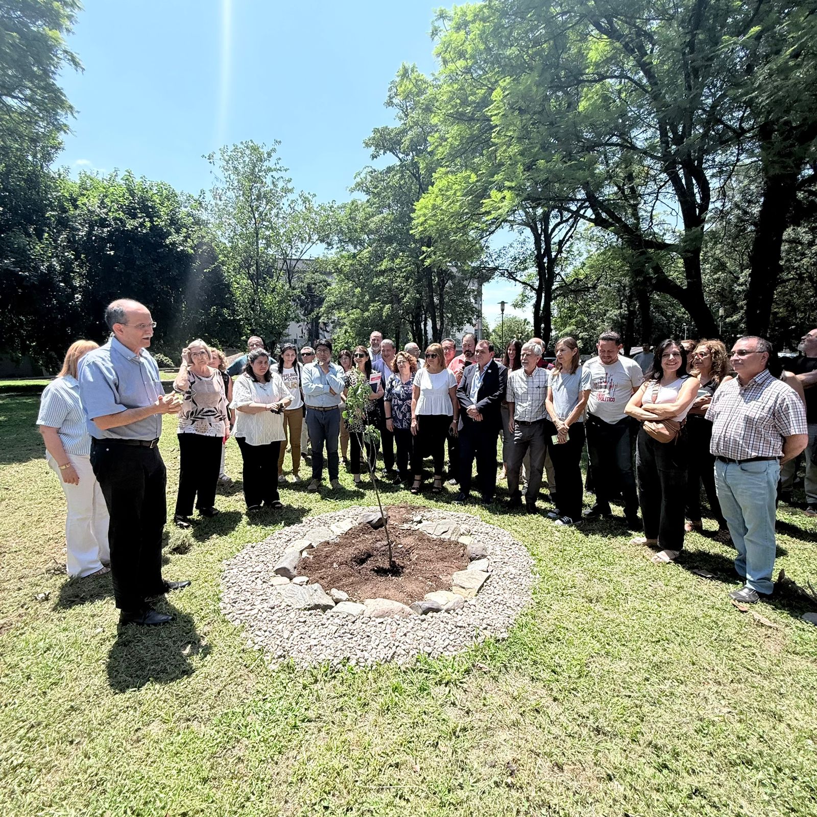 FACET rinde homenaje a la ciencia: plantamos un Retoño del Manzano de Newton